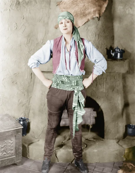 Frau steht im Piratenkostüm vor einem Kamin — Stockfoto
