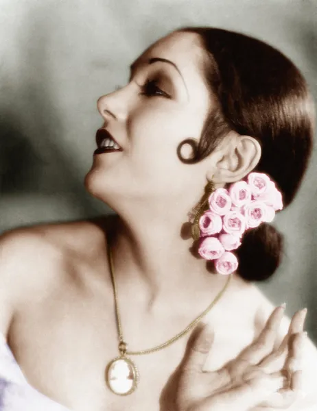 Retrato de uma jovem mulher usando flores em seu cabelo — Fotografia de Stock