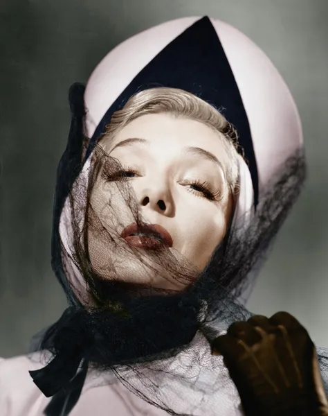 Portret van een jonge vrouw die het dragen van een hoed en een sluier — Stockfoto