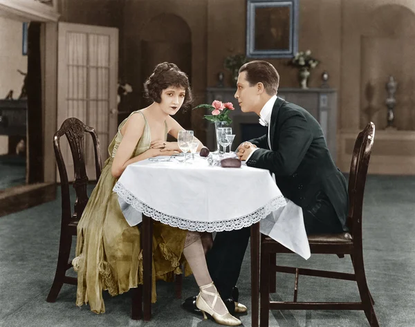 Προφίλ του ένα ζευγάρι συνεδρίαση σε ένα τραπέζι — Φωτογραφία Αρχείου