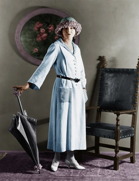 Porträtt av en kvinna med en hatt stående med ett paraply — Stockfoto