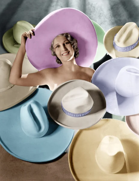 Portret młodej kobiety z czapki — Zdjęcie stockowe