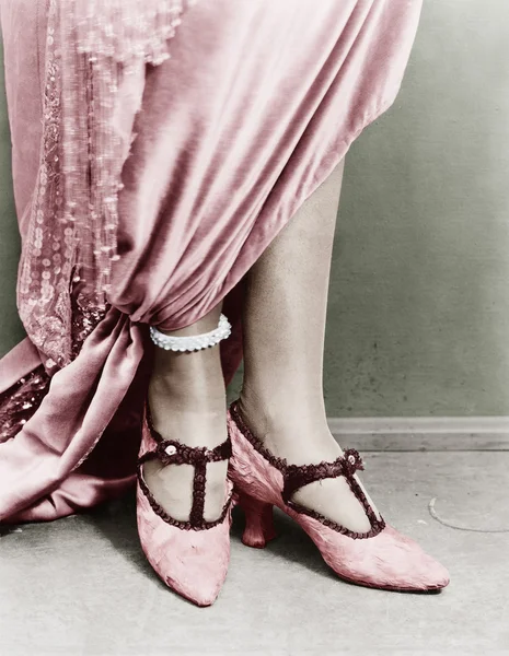 Alacsony metszeti nézet egy nő visel a cipő — Stock Fotó