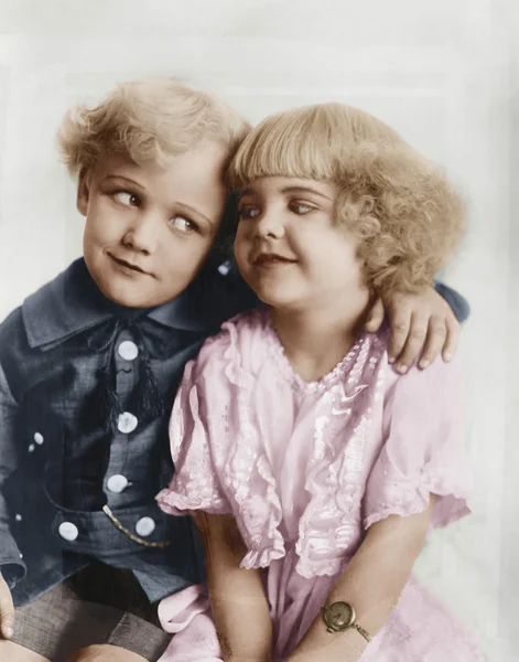 A fiú és a lány karját, körülötte portréja — Stock Fotó