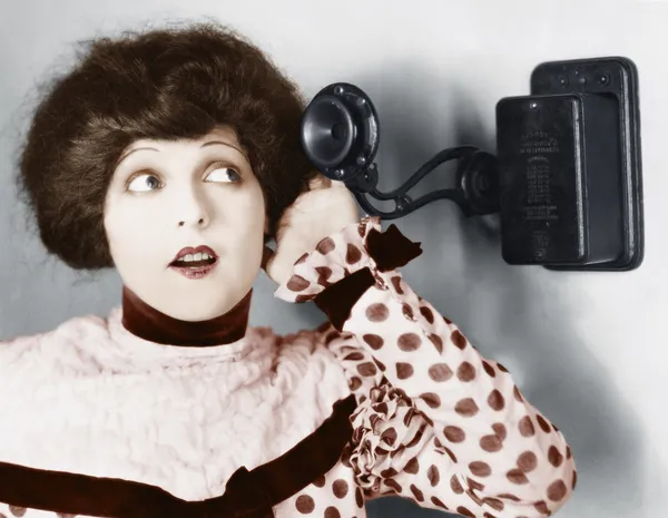 Портрет молодої жінки, що розмовляє по телефону — стокове фото
