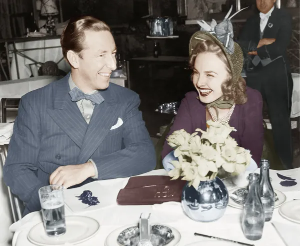 Пара сидить разом за столом розважається — стокове фото