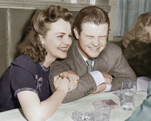 Par sitter tillsammans skratta och glad — Stockfoto