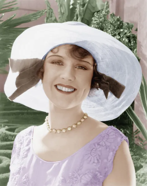 Mulher em um chapéu de abas largas sorrindo — Fotografia de Stock