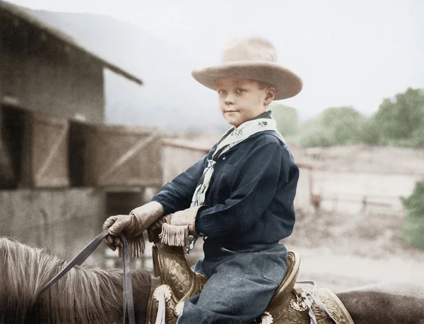 Мальчик в ковбойской шляпе на лошади — стоковое фото