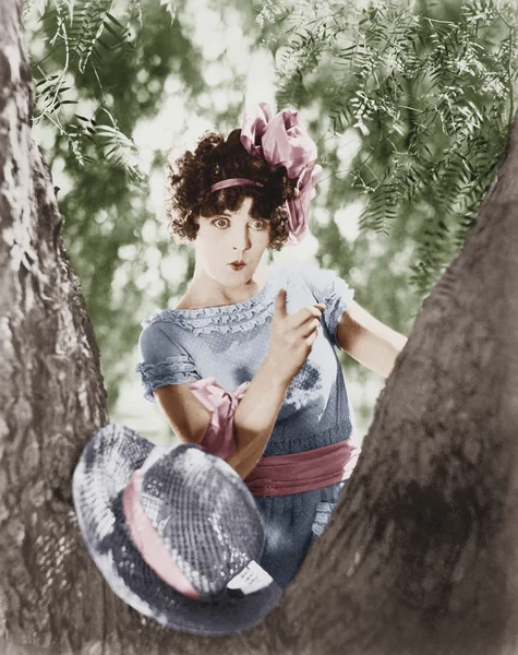 Giovane donna rimprovera un albero nodoso — Foto Stock