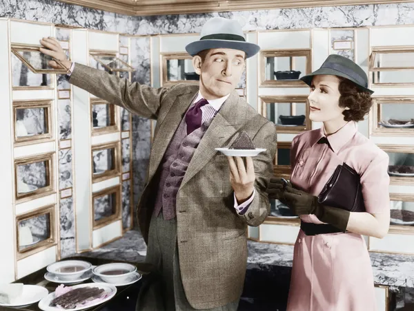 Homem servindo um prato para uma mulher em um Automat — Fotografia de Stock