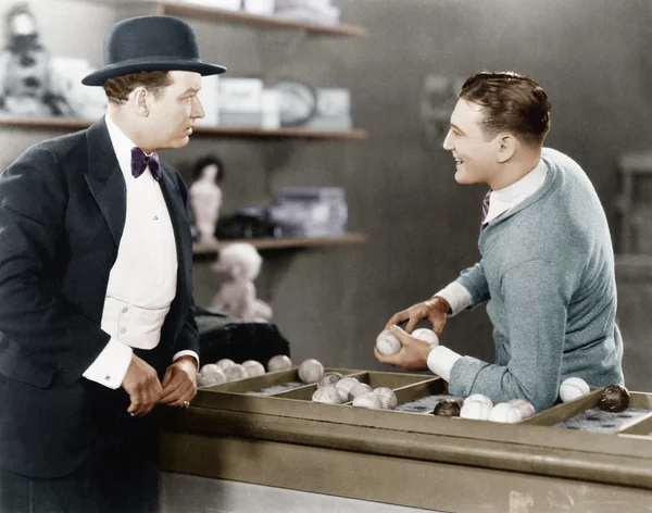 Dos hombres de pie hablando juntos — Foto de Stock