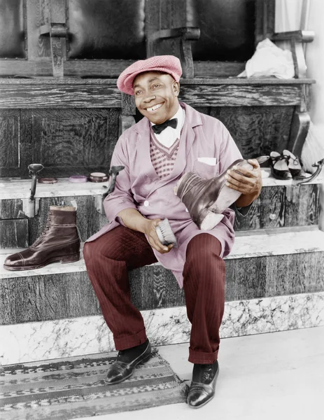 Shoeshine homem trabalhando e sorrindo — Fotografia de Stock