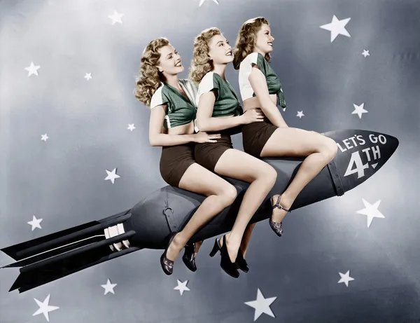 Trzech kobiet siedzi na rakiety — Zdjęcie stockowe