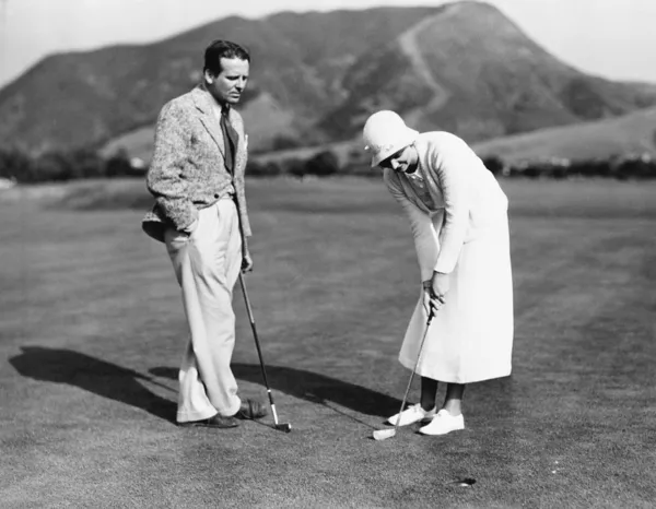 Çift birlikte golf oynama — Stok fotoğraf