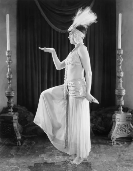 Frau posiert in einem exotischen Kleid lizenzfreie Stockbilder