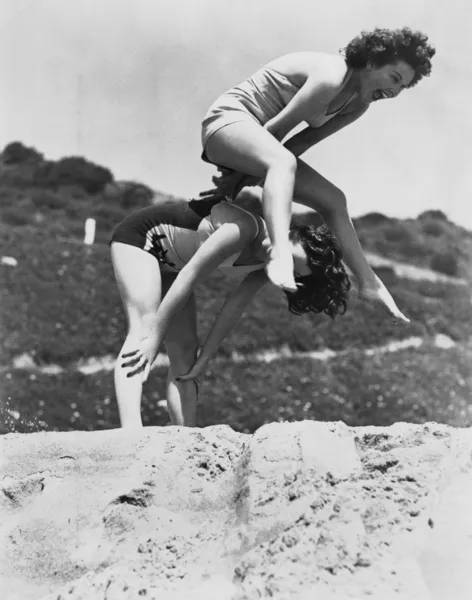 Молодые женщины играют в високосную лягушку — стоковое фото