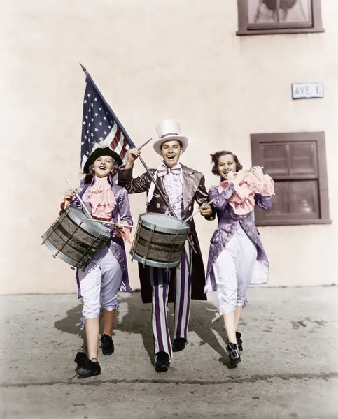 Banda marchando actuando en un desfile con bandera americana Imágenes de stock libres de derechos