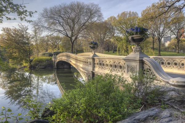 Boog brug in spring central park — Stockfoto