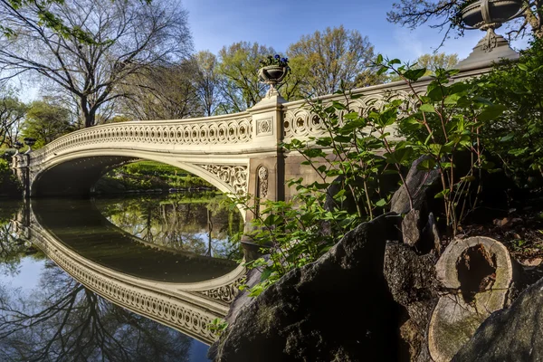 Bogenbrücke im Frühling Central Park — Stockfoto