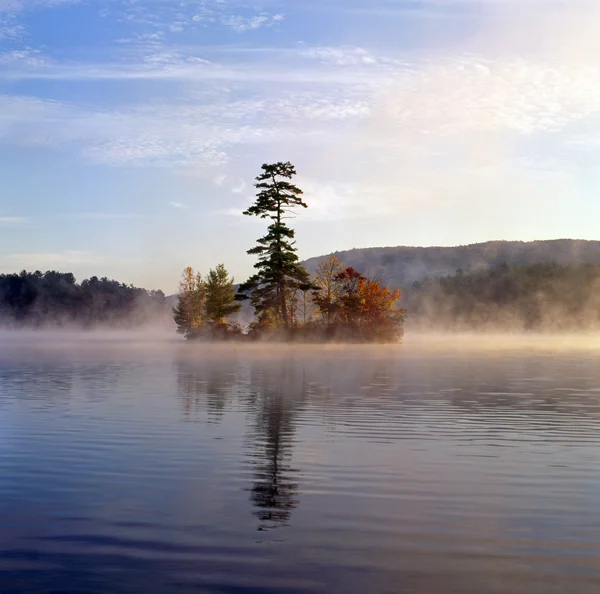 Petite île en automne sur le lac George — Photo