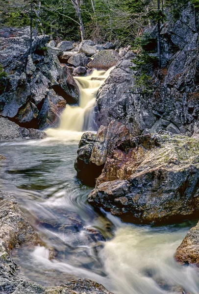 Cachoeira em montanhas brancas — Fotografia de Stock