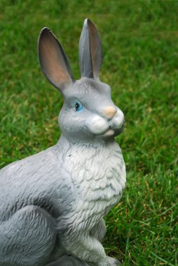 bir çim üzerinde plastik tavşan