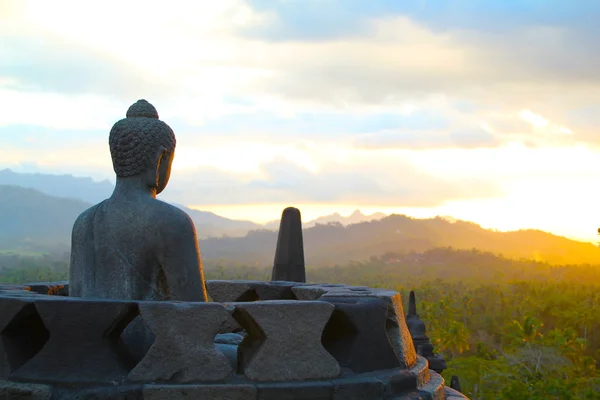 Bouddha regardant le coucher du soleil Borobodur — Photo