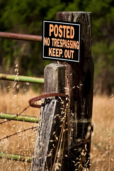 Posted No Trespassing Keep Out Sign — Stock Photo, Image