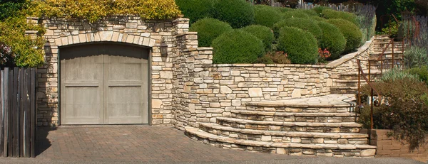 Kamień stairway i garaż — Zdjęcie stockowe