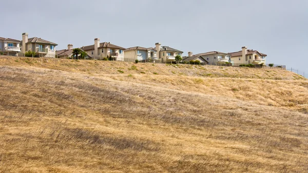 Casas ao longo de uma colina — Fotografia de Stock