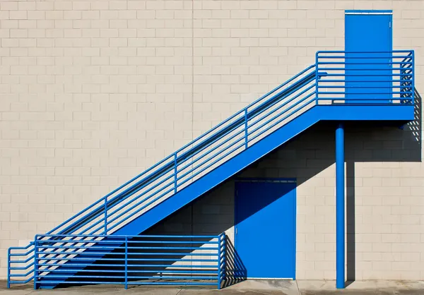 Blå metall trappa Stockbild