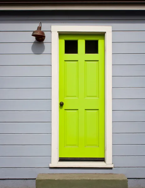 Leuchtend grüne Tür Stockbild