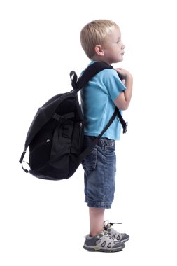 sırt çantası ile küçük çocuk