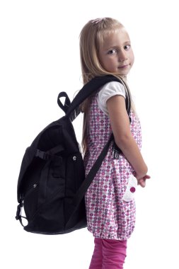 ağır sırt çantası ile küçük kız