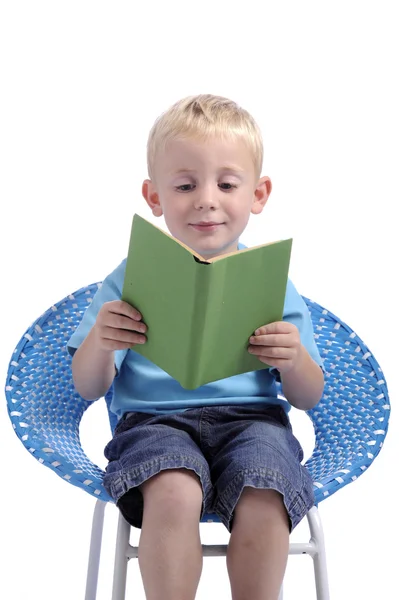 Pequeno menino lendo um livro — Fotografia de Stock