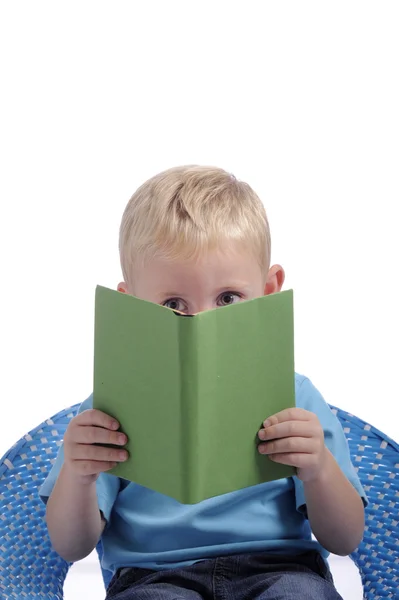 大眼睛的小男孩读一本书 — 图库照片