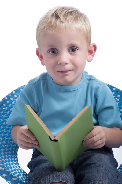 做白日梦读一本书的小男孩 — 图库照片