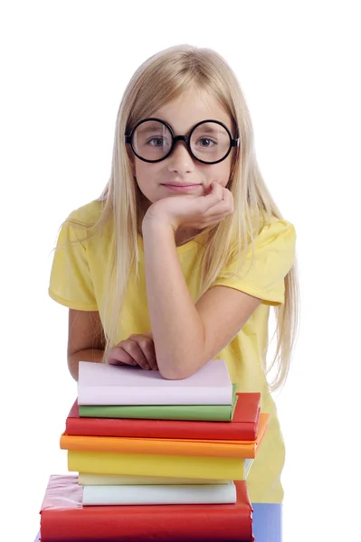 Flicka med roliga glasögon och trave böcker — Stockfoto