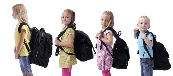 De volta à escola. crianças em uma linha com mochilas — Fotografia de Stock