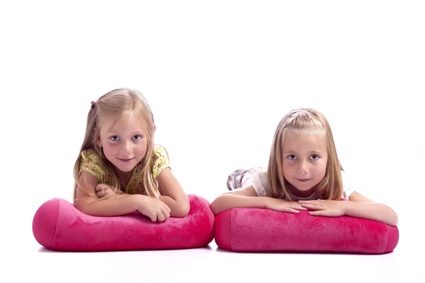 Två små systrar att ha roligt tillsammans — Stockfoto