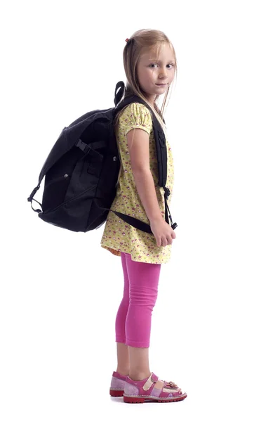 Маленькая девочка с тяжелым рюкзаком — стоковое фото