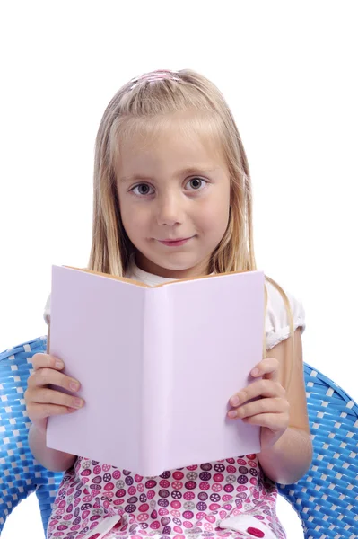 Bambina che legge un libro — Foto Stock