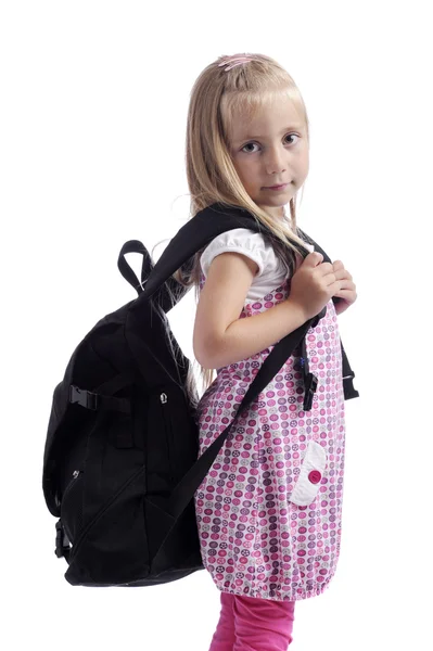 Liten flicka med tung ryggsäck — Stockfoto