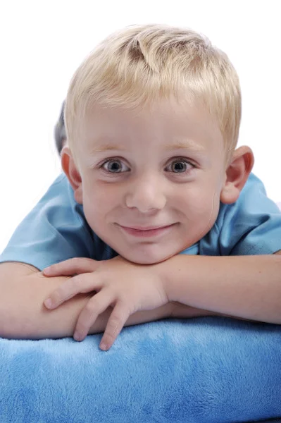 Lächelnder kleiner Junge im Liegen — Stockfoto