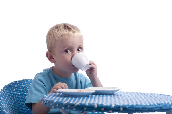 Petit garçon boire une tasse de lait op — Photo
