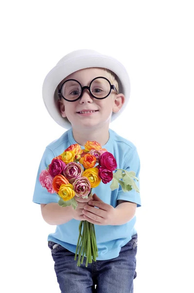 Mały chłopiec z bukietem kwiatów i śmieszne okulary — Zdjęcie stockowe
