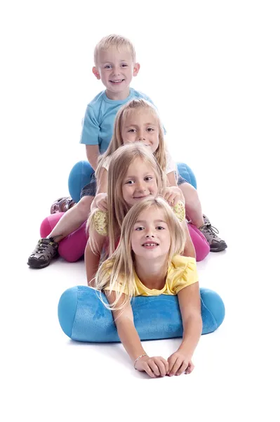 Vier Kinder hintereinander — Stockfoto
