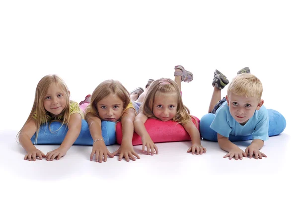 Čtyři děti leží na podlaze — Stock fotografie
