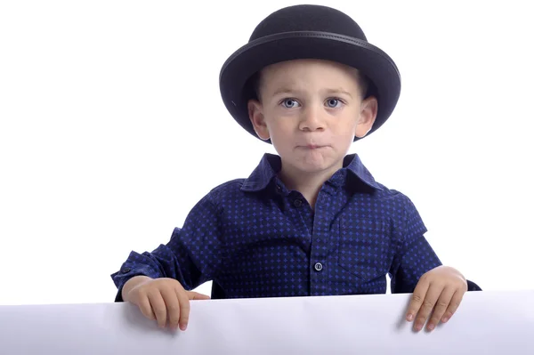 Маленький мальчик в рекламном пространстве и шляпе черного котелка — стоковое фото